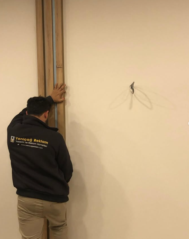 Lambiri Duvar Kaplama ve Kabartma Logo Uygulaması – uygulama öncesi